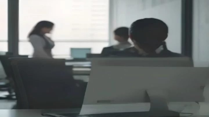 Ilustração editorial B2B: decidir entre terceirização comercial e equipe interna; sem texto na imagem.
